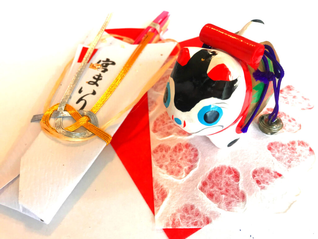 お宮参りとは？お宮参りのお守り袋と犬張子のお飾り